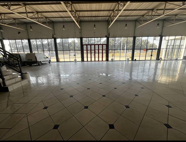 2,300M² SHOWROOM FOR SALE IN ANDERBOLT